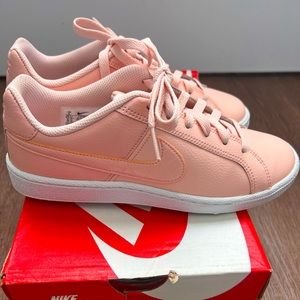 WMNS Nike Court Royale